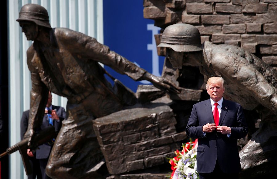 Trump posa ante el monumento que conmemora el levantamiento de Varsovia, después de dar su discurso