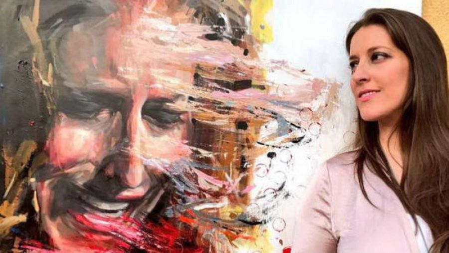 La cantante onubense posa junto a la portada de su disco