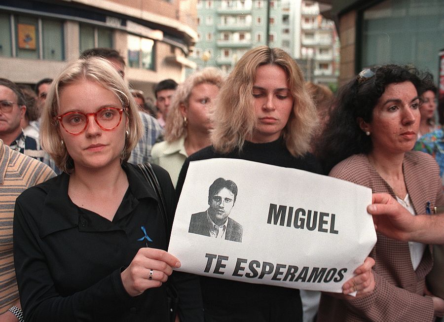 La hermana de Miguel Ángel Blanco, Mari Mar, y la novia de este.