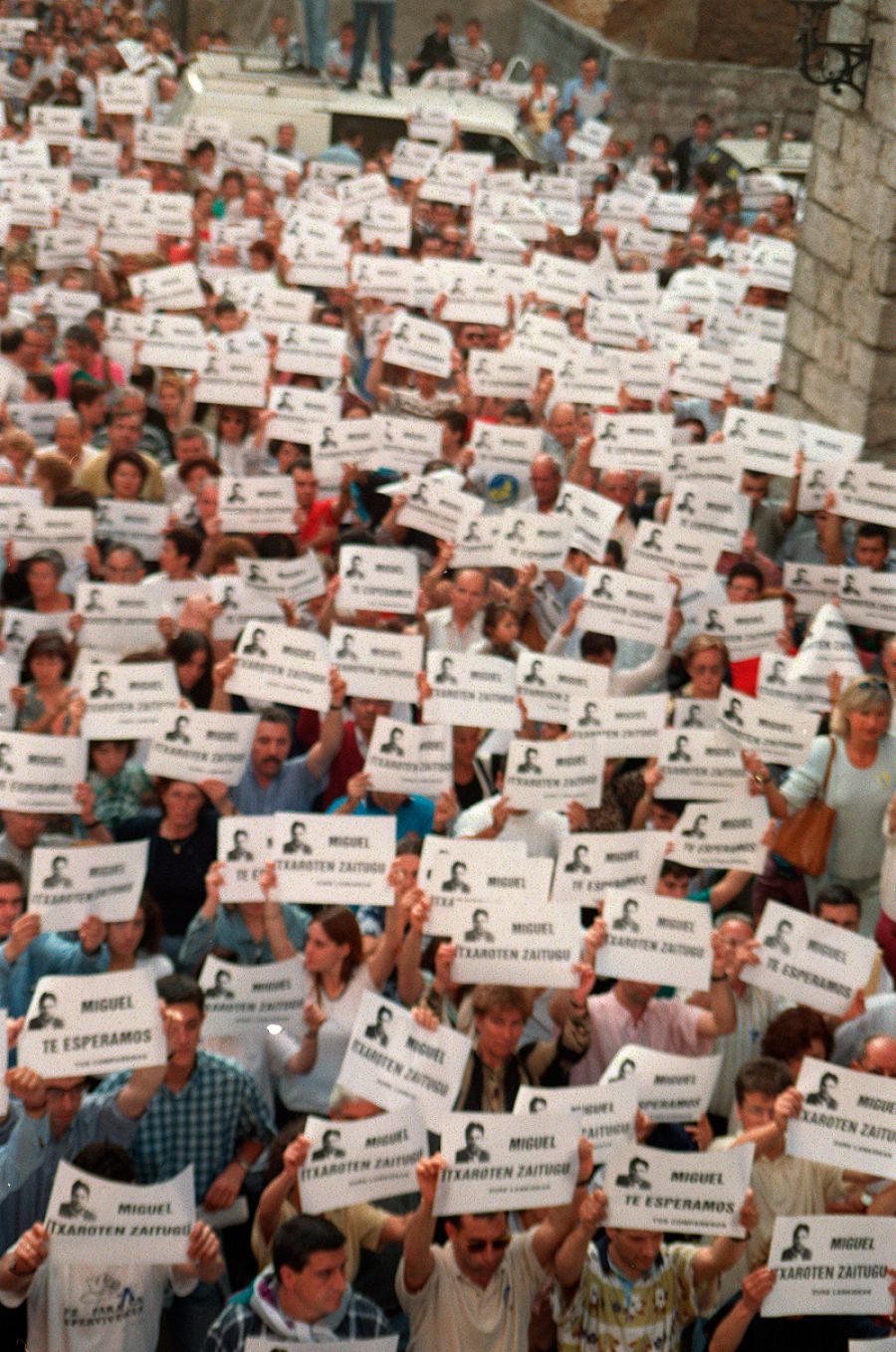 Miles de personas se manifiestan en Ermua para pedir la libertad de Miguel Ángel Blanco