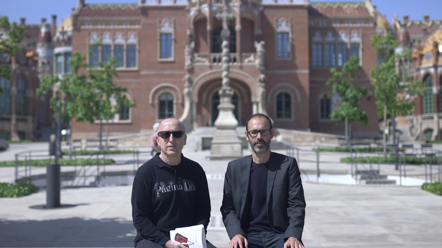 El director de 'Página Dos', Óscar López, junto al escritor Gabi Martínez