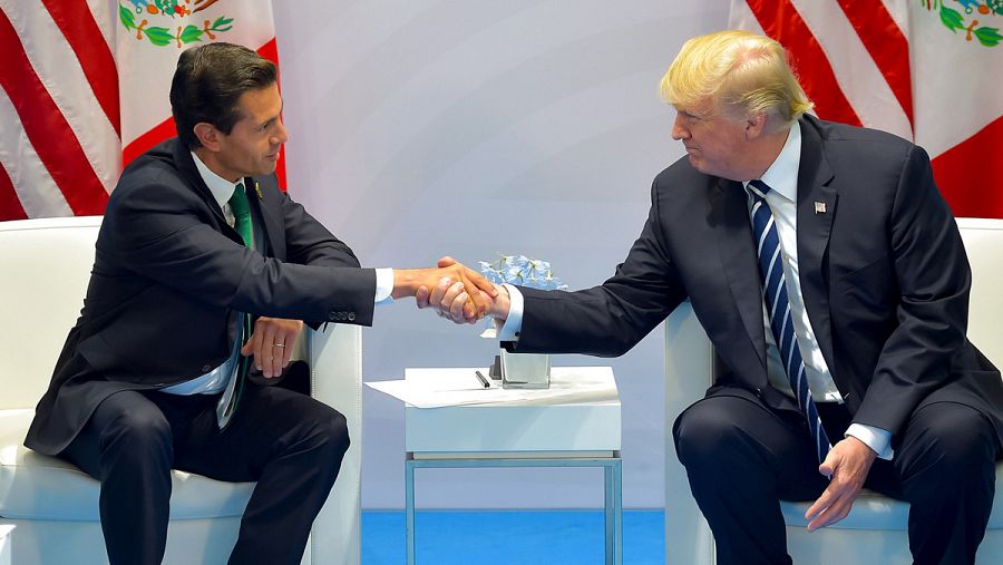 Enrique Peña Nieto y Donald Trump se saludan en la cumbre del G20, en Hamburgo