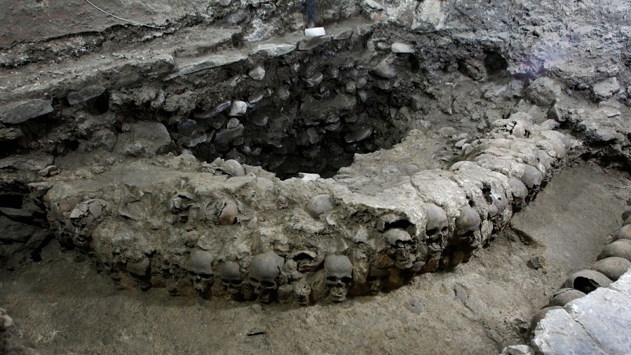 Restos de la torre edificada con cráneos en Ciudad de México