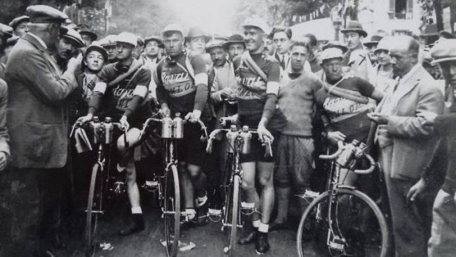 Imagen de los cuatro componentes del equipo RWD que participó en el Tour de Francia 1928.