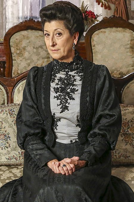 Úrsula (Montse Alcoverro), que es la única que sabe que su hija es Cayetana, lo utilizará para conseguir dinero y beneficios