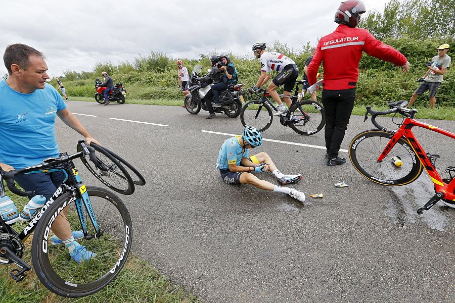 El ciclista italiano del equipo Astana, Dario Cataldo, cae al suelo durante la 11ª etapa del Tour de Francia entre Eymet y Pau (Francia).