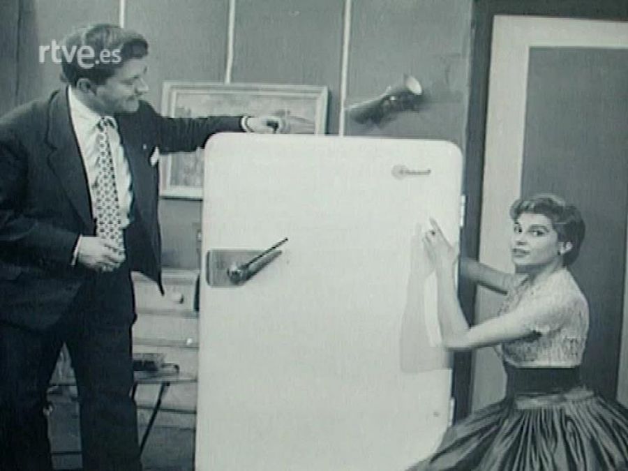 Laura Valenzuela y Jesús Álvarez anunciando un frigorífico (Finales años 50)