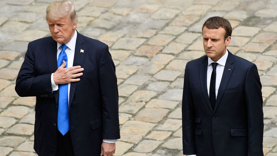 Donald Trump y Emmanuel Macron escuchan los himnos nacionales de Estados Unidos y Francia en Los Inválidos de París.
