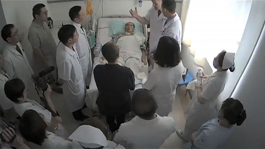 Fotograma de un vídeo sin fecha difundido el 11 de julio que  muestra a Liu Xiaobo en la cama, rodeado de médicos y de su esposa, Liu Xia