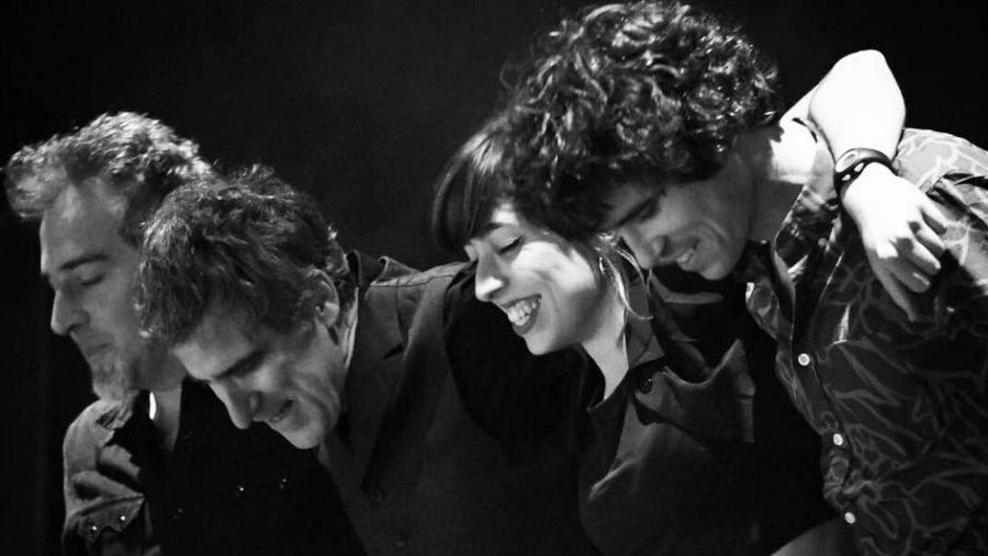 Mikel Erentxun, con su banda habitual