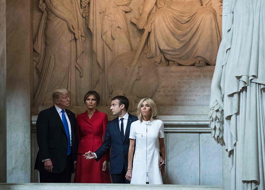 Los Trump y los Macron, durante la visita a la tumba de Napoleón en Los Inválidos