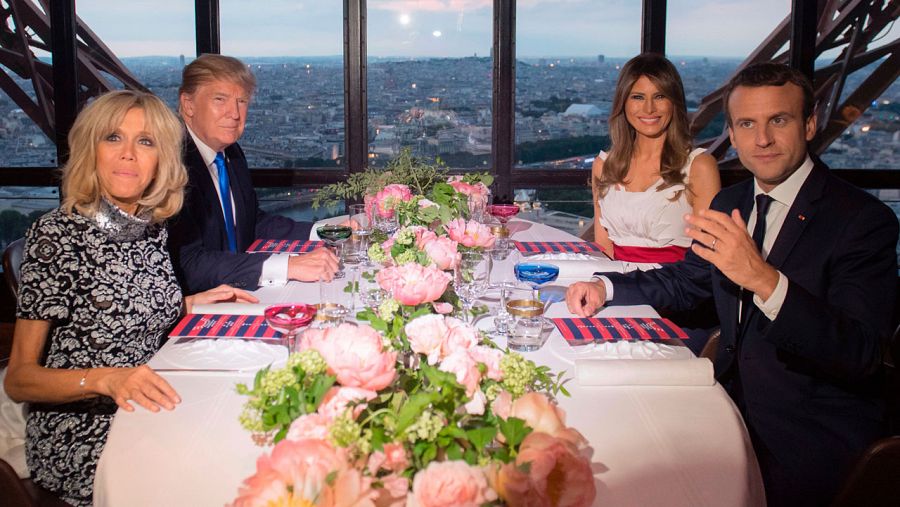 Emmanuel Macron y su esposa Brigitte cenan con Donald Trump y Melania en el restaurante Le Jules Verne en la Torre Eiffel de París.