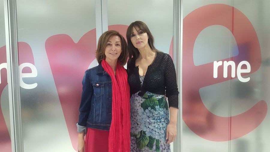Mónica Bellucci junto a Yolanda Flores tras su entrevista en 'De película' - Escuchar ahora