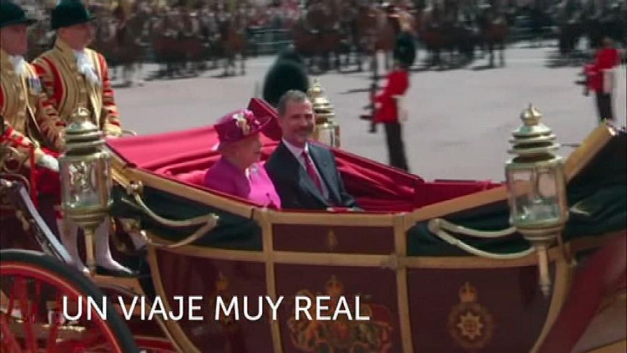 Felipe VI junto a Isabel II