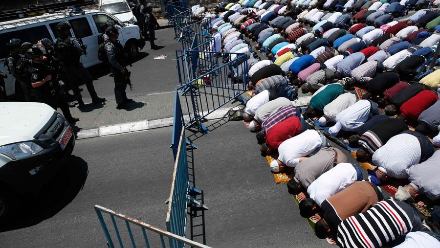 Musulmanes rezan ante la mezquita de Aqsa