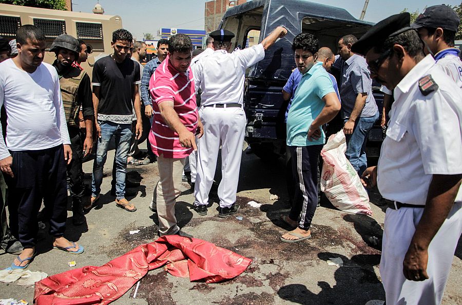 Lugar del atentado en el que han muerto cinco policías egipcios, al sur de El Cairo