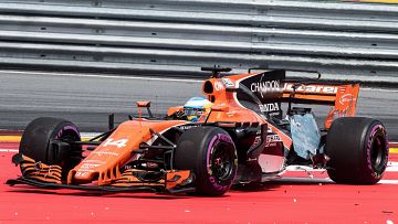 El piloto español Fernando Alonso, con su McLaren en Silverstone
