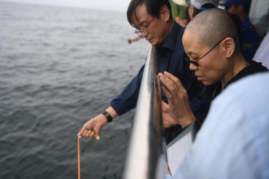 Liu Xia esparce en el océano las cenizas de su marido, el Nobel de la Paz Liu Xiaobo.l