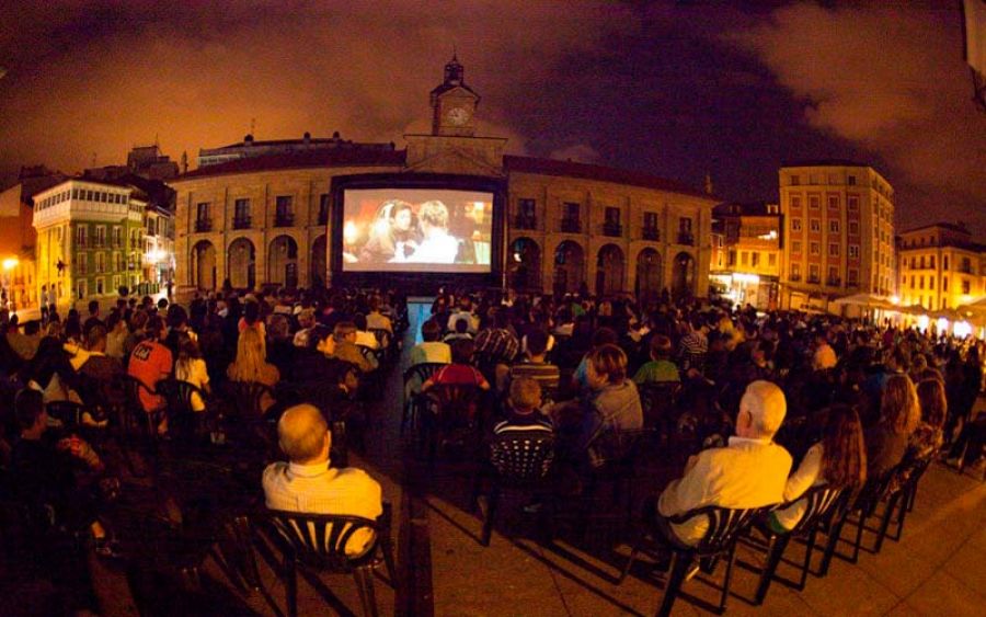 El cine en la calle es una de las actividades más populares