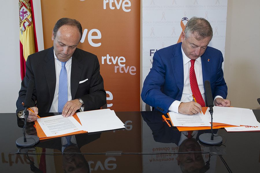 Luis Sainz Verdejo, presidente del a Fundación A víctimas de Tráfico, y José Anotnio Sánchez, presidente de RTVE, en la firma del convenio