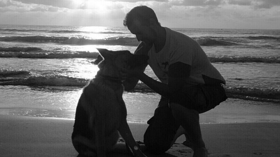 Miguel Ángel Huerta con uno de sus perros