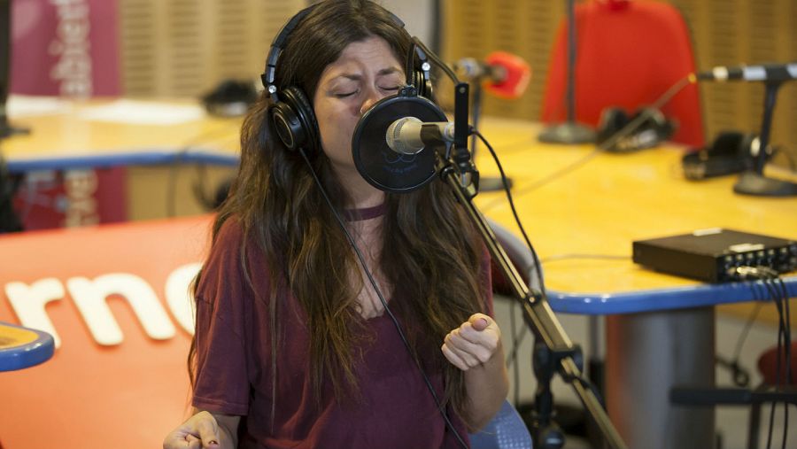 Ana Saboya, alias 'Anita Kuruba', en un momento del acústico