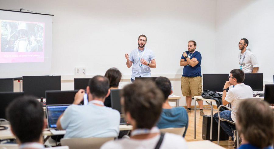 Los líderes de desarrollo de IBM Research durante la ponencia