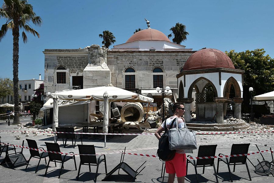 Una turista observa los daños en la mezquita de Kos tras el terremoto
