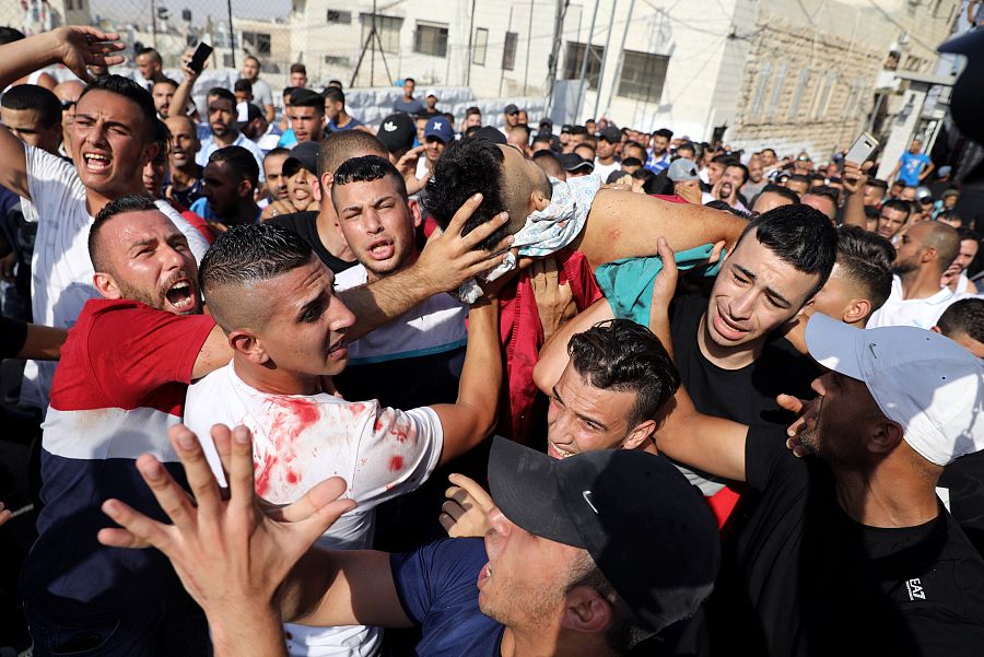 Los manifestantes palestinos muestran el cuerpo de Mohamad Hasan Abu Ganem, uno de los fallecidos en las protestas