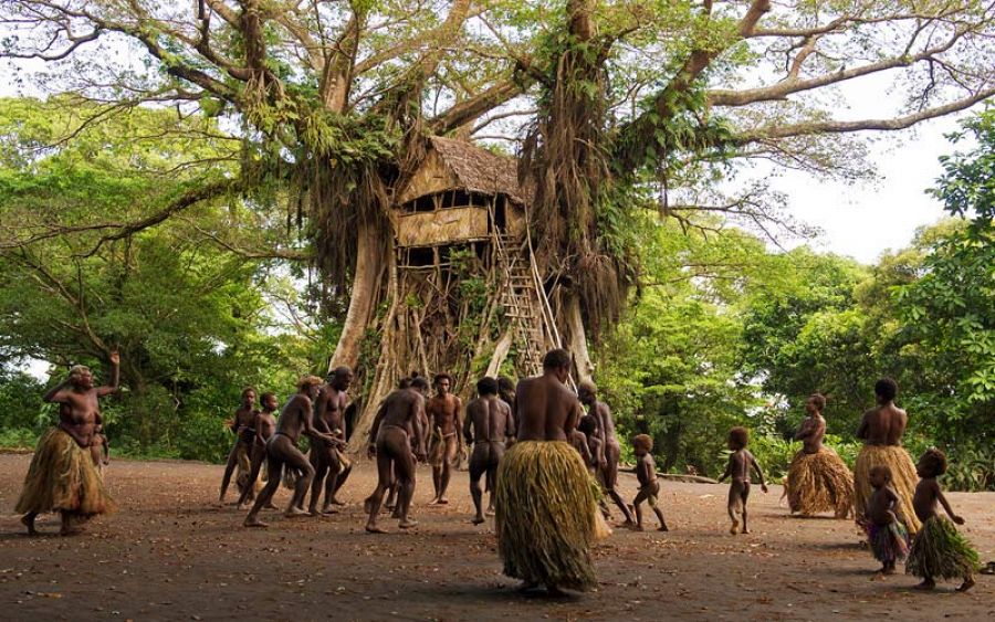 La tribu de los Yakel no había visto una cámara de cine