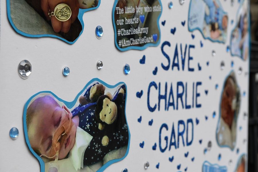 Un poster con la imagen del bebé Charlie Gard en apoyo a su familia