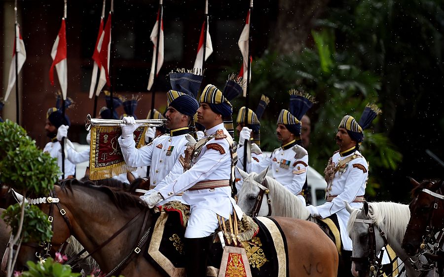 La guardia oficial del presidente espera la llegada de Kovind tras su toma de posesión