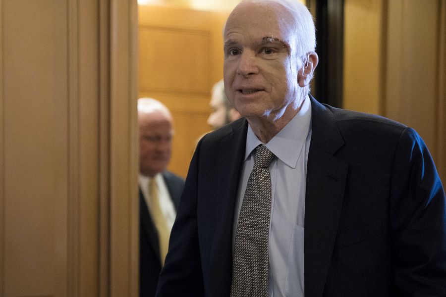 El senador republicano John McCain, a su llegada al Capitolio para la votación, a la que ha acudido pese a su reciente cáncer cerebral