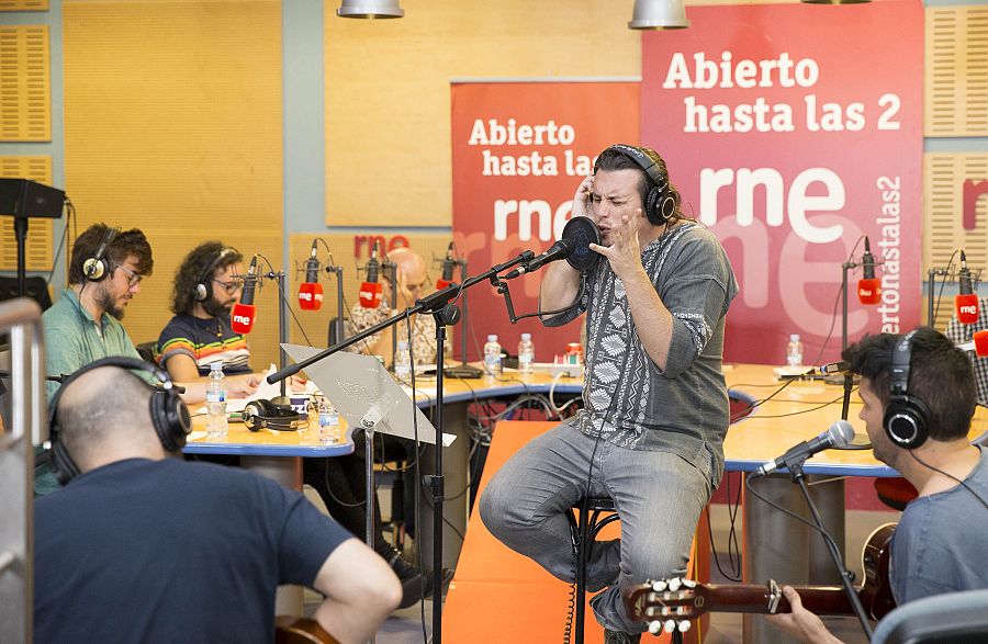 El artista extremeño interpreta en acústico temas de La Semilla