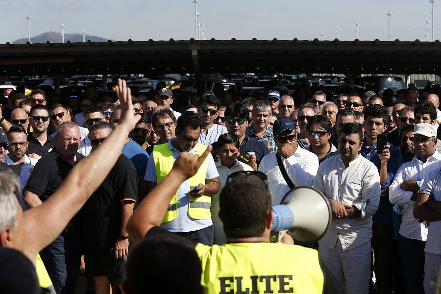 Taxistas concentrados en el aeropuerto del Prat (Barcelona).