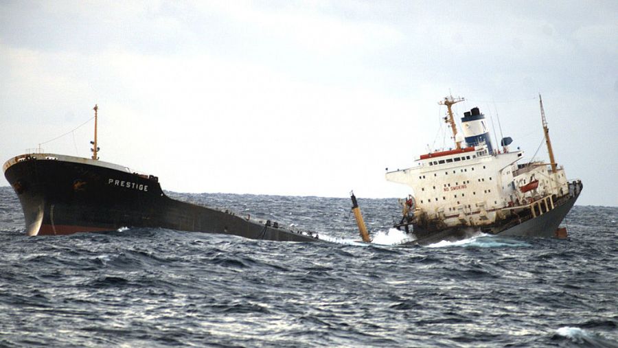 El petrolero 'Prestige' se hundió ante la costa gallega en noviembre de 2002