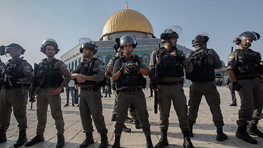 Agentes de la Policía israelí toman posiciones frente a la mezquita de Al Aqsa