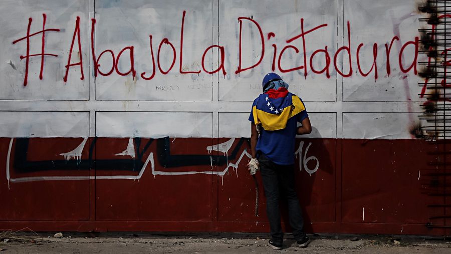 Un manifestante venezolano, durante los enfrentamientos con las fuerzas de seguridad de este jueves