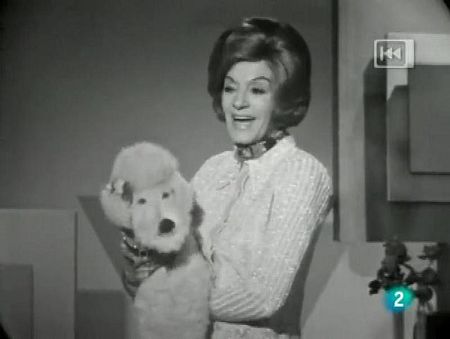 Ana María Solsona con la marioneta Topo Gigio en 