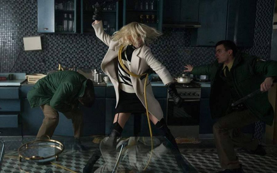 Charlize Theron en una escena de acción de 'Atómica'