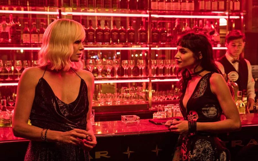 Charlize Theron y Sofia Boutella en una escena de 'Atómica'