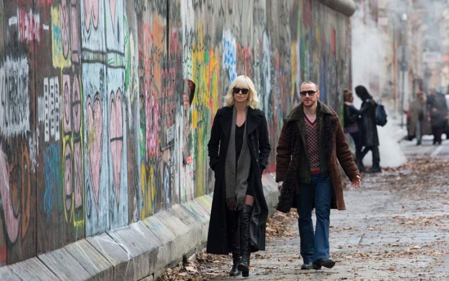 Charlize Theron y James McAvoy en una escena de 'Atómica'