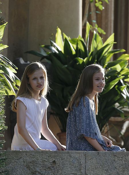 La princesa Leonor y la infanta Sofía durante el tradicional posado