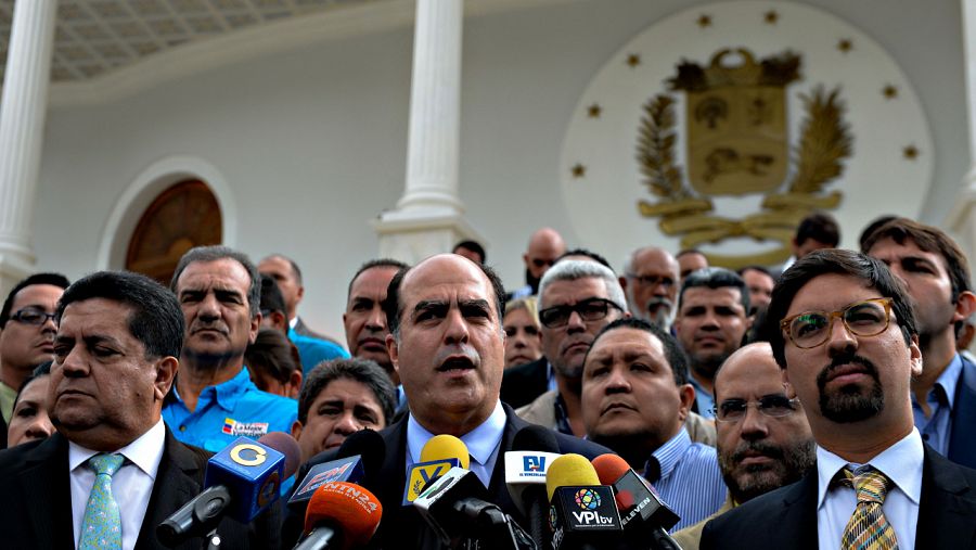 Los líderes de la oposición de Venezuela en la Asamblea Nacional, encabezados por el presidente, Julio Borges