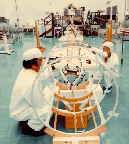 Científicos probando el magnetómetro de la Voyager 1