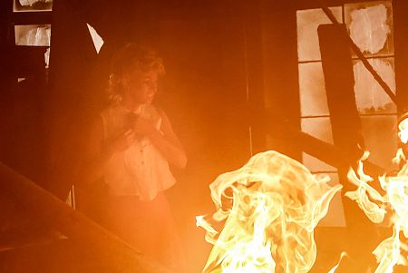 Un grave incendio en el edificio sorprende a Teresa en casa de De la Serna