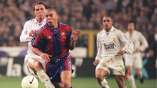 Ronaldo pugna por el balón en un Clásico ante el Real Madrid