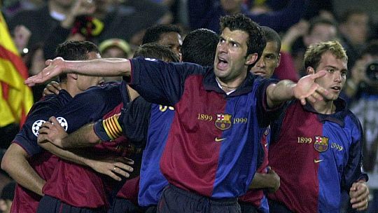 Figo celebra un gol con el Barcelona