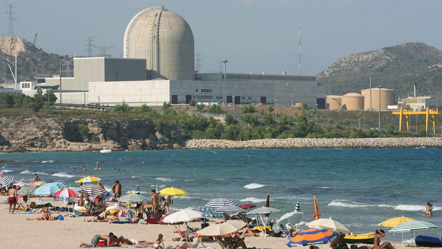 Vista de la central de Vandellós II desde la playa de La Almadrava en Tarragona
