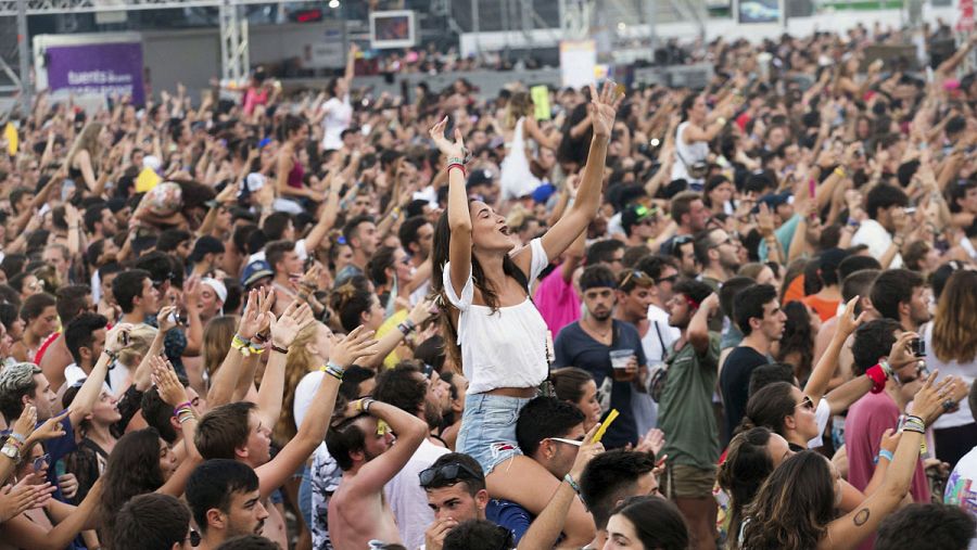 Miles de jóvenes bailan al son del grupo Despistaos